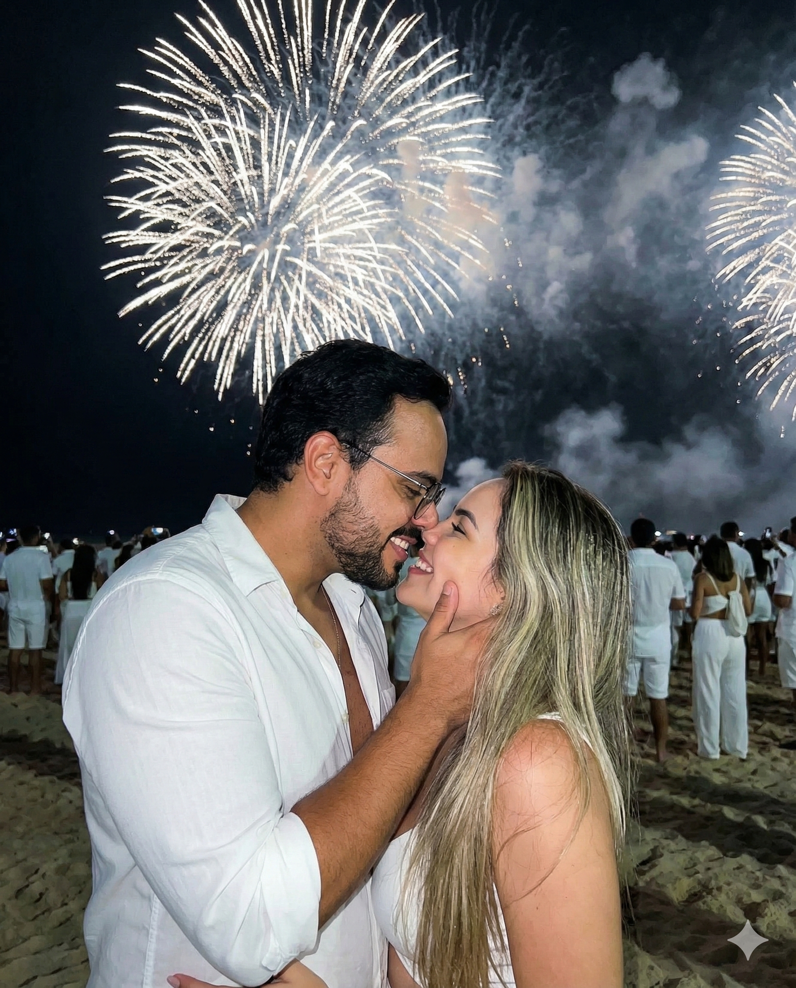Foto de casal se beijando na praia ano novo estilo flash