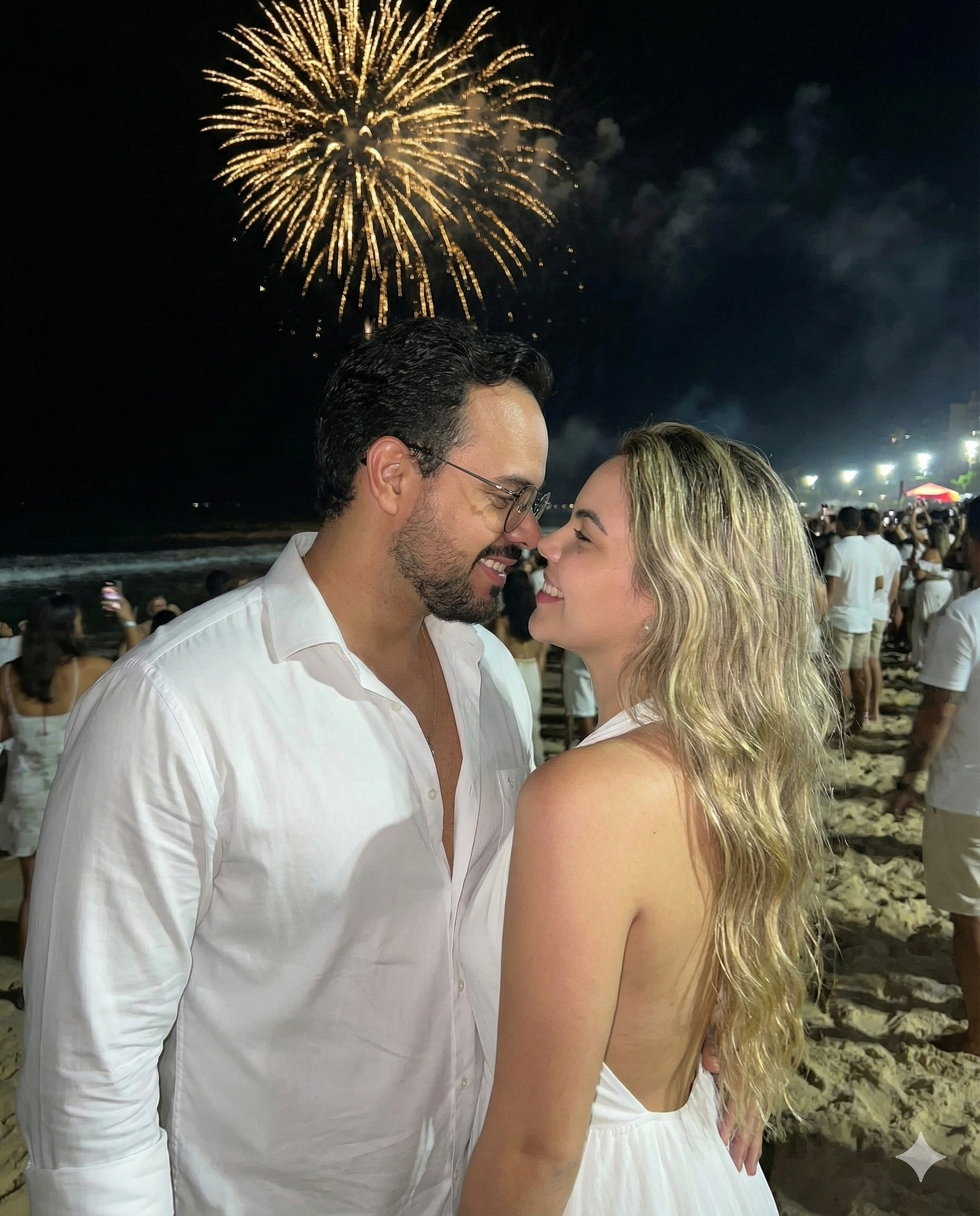 Foto de casal na praia ano novo fogos de artificio
