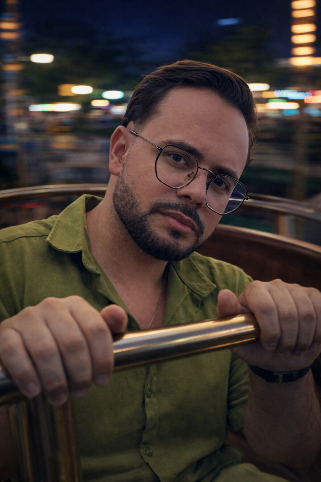 Versão adulta no carrossel gira gira