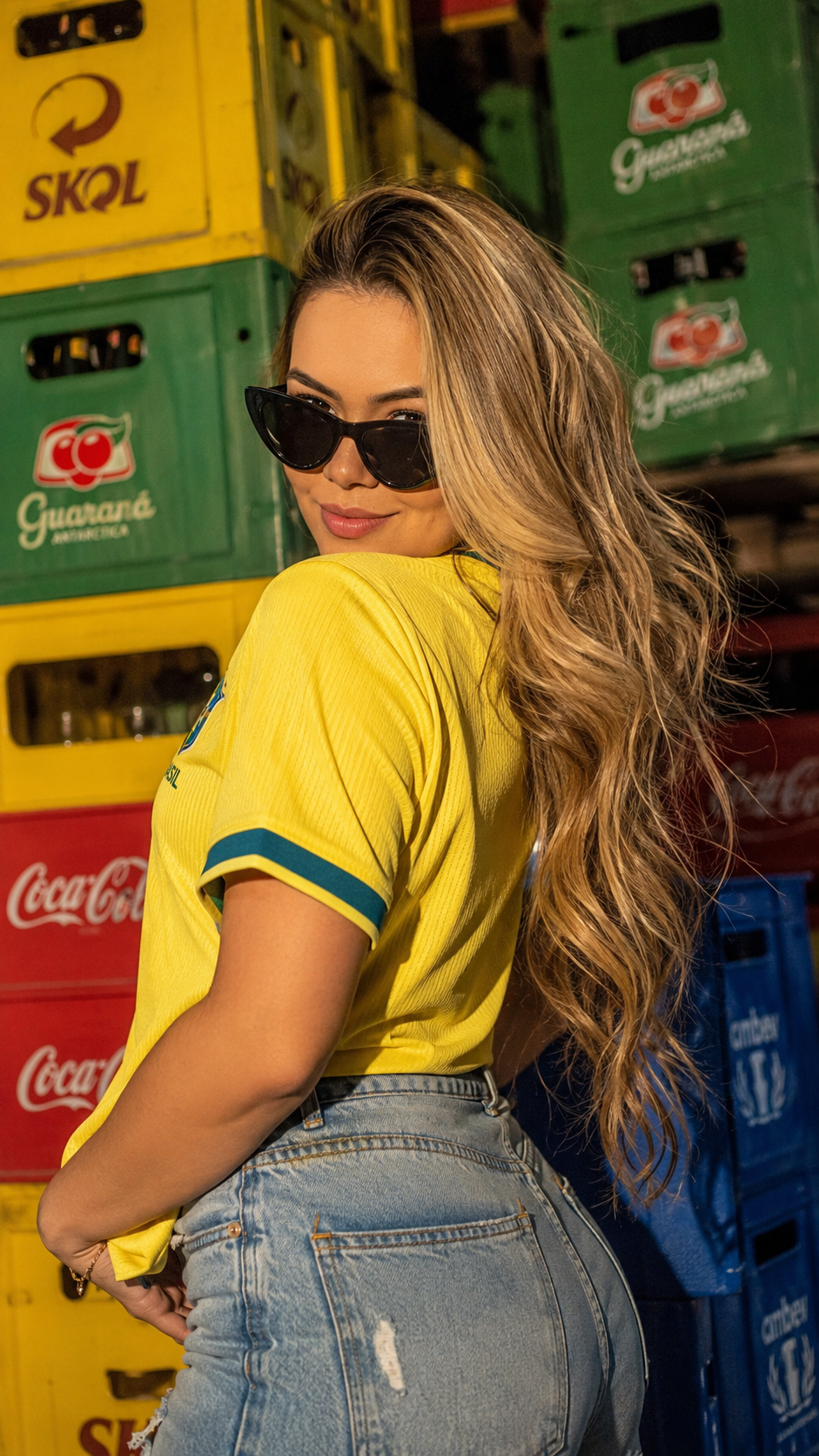 Como Fazer Foto da Copa com IA no ChatGPT | Trend Camisa do Brasil 2026 1 Foto criada com IA usando camisa amarela da Seleção Brasileira em cenário urbano brasileiro com caixas de bebidas ao fundo